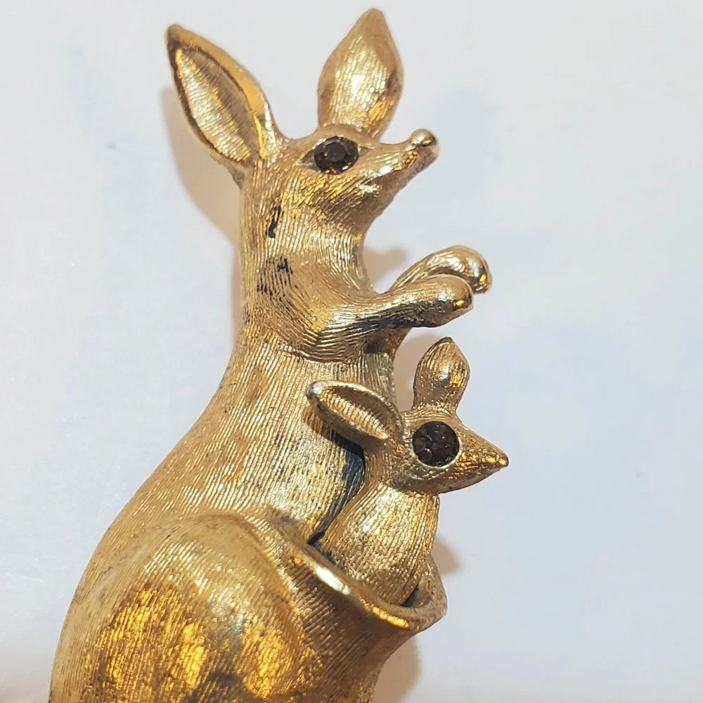 Vintage Avon Gold Tone Brushed Metal Mechanical Kangaroo and Joey Brooch Pin